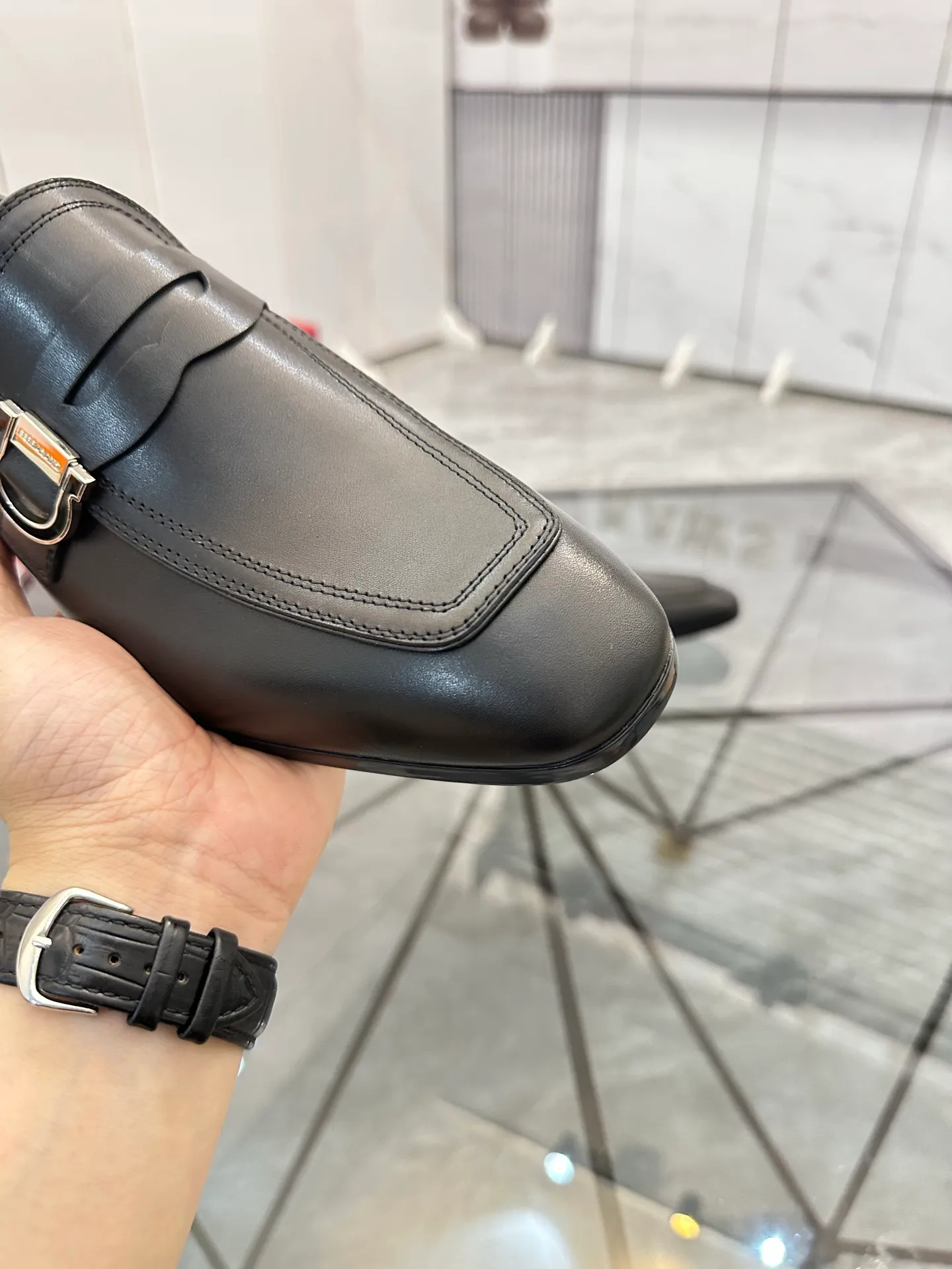 Men's shoes: 💰P640¥ High-end quality Product trademark: Ferragamo* "Ferragamo*" leather shoes Regular size: 38-44 (can be customized to 45.46.) Product materials: imported first-layer cowhide leather upper, cowhide lining, original outsole. Number: 688